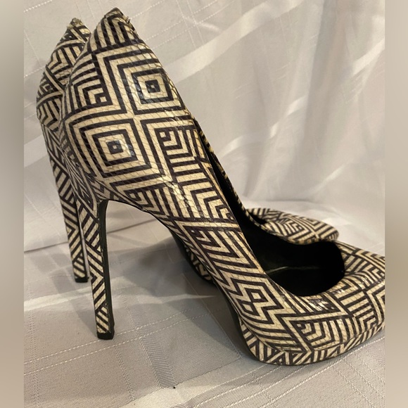 Jessica Simpson Brynn Off-White and Black Print Platform Pumps. Size 8.5 - Picture 3 of 5